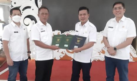 Bupati Bandung HM Dadang Supriatna meluncurkan program 99 Hari Kerja, terkait percepatan penyelesaian sertifikasi aset tanah dan barang milik daerah (BMD) milik Pemkab Bandung. Launching percepatan penyelesaian sertifikasi aset dan BMD ini ditandai penyerahan secara simbolis sertifikat aset tanah dan BMD dari BPN Kabupaten Bandung yang diterima Bupati Bandung di Rumah Dinas Bupati Bandung, Soreang, Rabu (19/5).