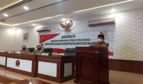   Bupati Bandung HM Dadang Supriatna menyampaikan sambutan dalam uji komptensi seleksi terbuka calon sekda Kabupaten Bandung di Assesment Center Polda Jabar, Kota Bandung, Kamis (27/5).