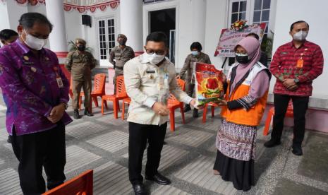 Bupati Banggai, H. Amirudin bertempat di halaman Kantor Bupati melepas 1000 Paket Sembako Tanggap Darurat Banjir dan Tanggap Darurat Covid-19, Kamis (22/7). Paket sembako yang disalurkan oleh Rumah Zakat hari ini diperuntukkan untuk korban bencana banjir dan warga yang terpapar Covid-19 yaitu di Kecamatan Pagimana dan Kecamatan Lobu, kabupaten Banggai, Sulawesi Tengah.