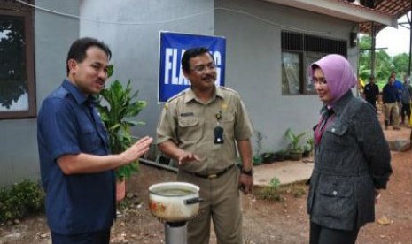 Bupati Banjar Khairul Saleh (kiri) saat demo penggunaan gas untuk rumah tangga dari pengelolaan sampah.