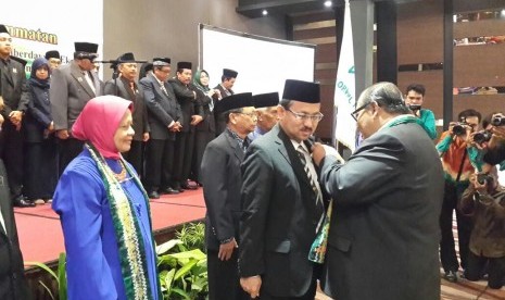 Bupati Banjar Sultan H Khairul Saleh dilantik sebagai Ketua ICMI Orwil Kalimantan Selatan oleh Ketua Presidium ICMI Pusat, Sugiharto, di Banjarbaru, Kalsel, Sabtu (17/1).