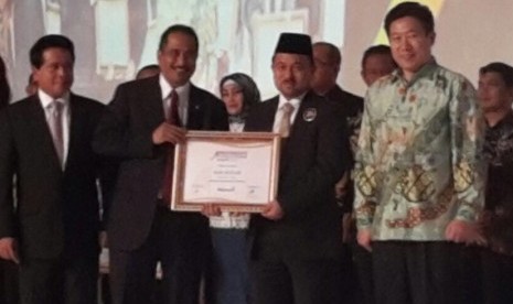 Bupati Banjar, Sultan H Khairul Saleh (kedua dari kanan) menerima Indonesia Attractiveness Award 2015.