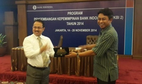 Bupati Banjar Sultan H Khairul Saleh (kiri) menerima cenderamata dari perwakilan Bank Indonesia usai memaparkan kunci sukses membangun daerah pada Program Pengembangan Kepemimpinan Bank Indonesia II 2014.