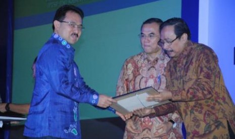 Bupati Banjar Sultan H Khairul Saleh (kiri) saat menerima Invesment Award 2014 dari Badan Koordinasi Penanaman Modal (BKPM) di Hotel Borobudur Jakarta.