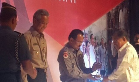 Bupati Banjar Sultan H Khairul Saleh menerima anugerah ADITANGGUH dari Wakil Presiden Jusuf Kalla di Jakarta, Selasa (10/3).