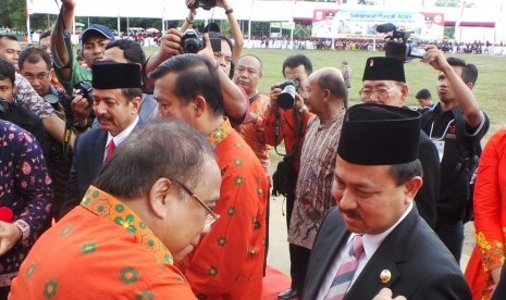 Bupati Banjar Sultan H Khairul Saleh menerima anugerah Satya Lencana Kebaktian Sosial yang diserahkan Menteri Koordinator Bidang Kemaritiman, Indroyono Soesilo mewakili Presiden RI Joko Widodo di Jambi, Sabtu (20/12).