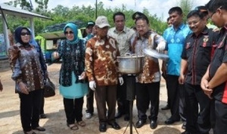 Bupati Banjar, Sultan H Khairul Saleh sedang memperlihatkan hasil pengelolaan sampah menjadi energi kepada Menristek Gusti Muhammad Hatta