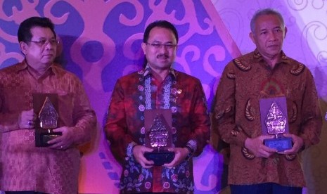 Bupati Banjar Sultan H Khairul Saleh (tengah) menerima Penghargaan Sindo Weekly Government Award 2015, Kamis (19/3) malam.