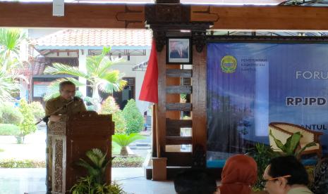  Bupati Bantul Abdul Halim Muslih dalam Forum Konsultasi Publik Rancangan Awal Rencana Pembangunan Jangka Panjang Daerah (RPJPD) Kabupaten Bantul Tahun 2025 - 2045.