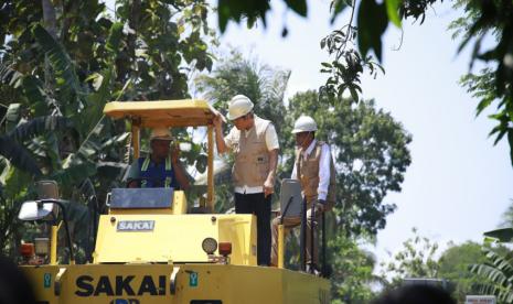 Bupati Bantul Abdul Halim Muslih saat meninjau pengaspalan ruas jalan Bangunjiwo-Metes.