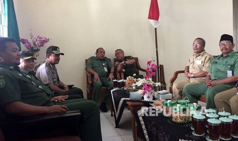 Bupati Bantul Suharsono melakukan monitoring hari pertama pelaksanaan UNBK SMA di SMA Negeri 1 Sewon, Senin (9/4). Dalam hari pertama ini tidak terjadi gangguan apapun terkait penyelenggaraan UNBK SMA.