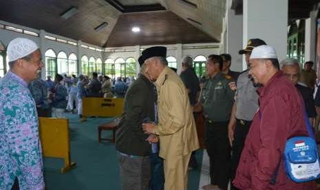 Bupati Bantul, Suharsono, menerima kedatangan jamaah haji 22 SOC Kabupaten Bantul di Pendopo Manggala Parasamya, Selasa (4/9).