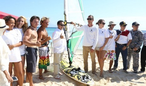 Bupati Banuwangi (tengah) dengan para kitesurfer asing