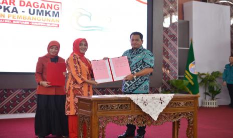 Bupati Banyuasin melakukan penandatanganan Nota Kesepahaman (MOU) dalam upaya mendukung penanggulangan dan pencegahan stunting dengan Nutrimax di Kabupaten Banyuasin.