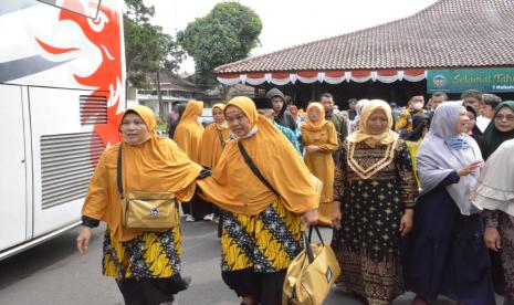 Bupati Banyumas Achmad Husein bersama Ketua Tim Penggerak PKK Erna Sulistyawati Achmad Husein dan didampingi oleh Kepala Kemenag Banyumas Aziz Muslim melepas keberangkatan calon jamaah umroh di Pendopo Sipanji, Rabu (3/08/2022).