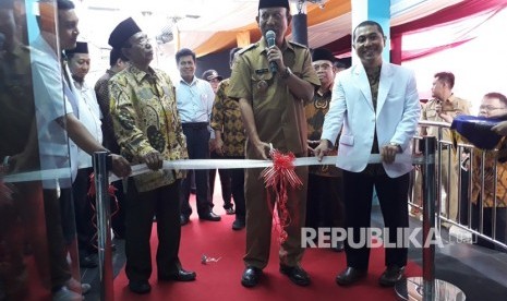 Bupati Banyumas Achmad Husein dengan didampingi Rektor UMP Syamsuhadi  Irsyad dan dr ET Widodo, meresmikan beroperasinya klinik pratama UMP,  Senin (15/10).