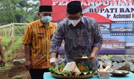 Bupati Banyumas, Ir Achmad Husein didampingi forkompincam Desa Sokawera, Cilongok melakukan peletakan batu pertama dalam pembangunan Pasar Sokawera, Kamis (14/7/2022).