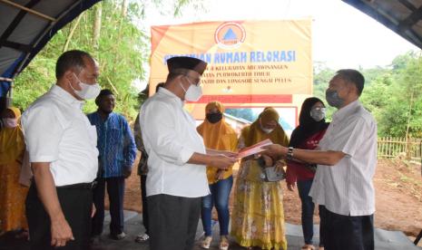 Bupati Banyumas, Ir Achmad Husein didampingi Wakil Bupati Drs Sadewo Tri Lastiono meresmikan rumah relokasi untuk korban terdampak banjir dan longsor Sungai Pelus dari kelurahan Arcawinangun, Senin (23/5/22). 