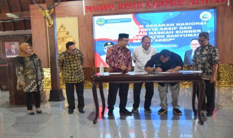 Bupati Banyumas, Ir Achmad Husein mencanangkan Gerakan Nasional Sadar Tertib Arsip (GNSTA) di Pendopo Sipanji Purwokerto, Jum