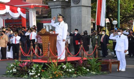 Bupati Banyumas Ir Achmad Husein menjadi Inspektur Upacara Bendera memperingati Hari Kemerdekaan Republik Indonesia yang ke-77 Tingkat Kabupaten Banyumas, Rabu (17/8/22) di Alun-alun Purwokerto.  