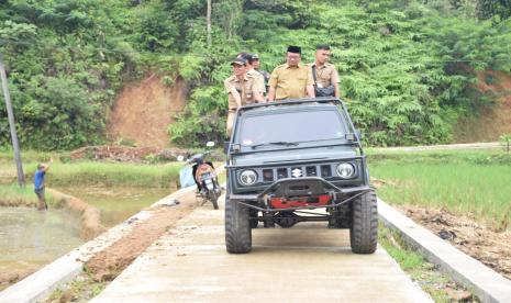 Bupati Banyumas Ir. Achmad Husein meresmikan jalan rabat beton dan jalan kabupaten di Desa Karangkemiri, Kecamatan Pekuncen, Kabupaten Banyumas, Senin (26/12/22). 