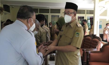  Bupati Banyumas saat halal bi halal hari pertama kerja usai libur Lebaran.