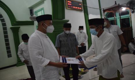 Bupati Banyumas saat melakukan pantauan kegiatan ibadah Tarawih di salah satu masjid.