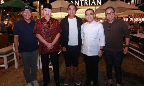 Bupati Banyuwangi Abdullah Azwar Anas bertemu Ketua Sanur Village Festival IB Gede Sidharta Putra atau Gusde, serta Produser Sanfest Indra Lesmana. 