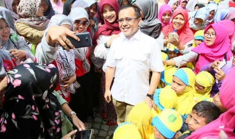 Bupati Banyuwangi, Abdullah Azwar Anas, berfoto bersama warga Banyuwangi.