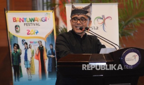 Bupati banyuwangi Abdullah Azwar Anas berpidato saat peluncuran Banyuwangi Festival 2017 di Balairung Soesilo Soedarman, Gedung Sapta Pesona, Kemenpar, Jakarta, Jumat (3/2).