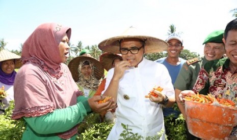 Bupati Banyuwangi Abdullah Azwar Anas dan petani