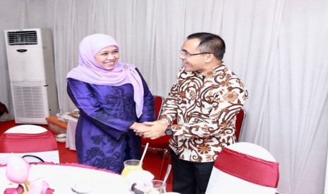 Bupati Banyuwangi Abdullah Azwar Anas (kanan) dan Menteri Sosial Khofifah Indar Parawansa.