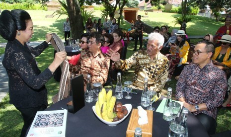 Bupati Banyuwangi, Abdullah Azwar Anas (kanan) melihat salah satu batik milik Pecinta Batik Indonesia Sekar Jagad Yogyakarta di  Pendopo Shaba Swagata Blambangan, Jumat (30/8).