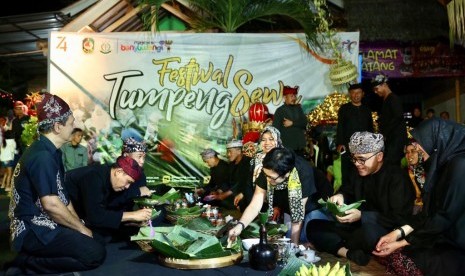 Bupati Banyuwangi, Abdullah Azwar Anas (kedua dari kanan) menghadiri Festival Tumpeng Sewu yang digelar masyarakat Desa Kemiren, Kecamatan Glagah, Kabupaten Banyuwangi, Jawa Timur, Ahad (4/8). 