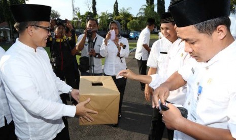 Bupati Banyuwangi Abdullah Azwar Anas (kiri) mengumpulkan donasi dari para PNS untuk membantu warga Palestina di Kantor Pemkab Banyuwangi, Jumat (11/7).