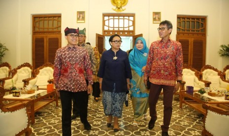 Bupati Banyuwangi Abdullah Azwar Anas (kiri) saat menyambut Menteri Luar Negeri, Retno Marsudi (tengah) di Banyuwangi, Selasa (13/8).