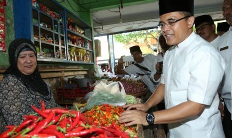 Bupati Banyuwangi, Abdullah Azwar Anas, melakukan pengecekan harga bahan kebutuhan pokok di Pasar Banyuwangi, Selasa (30/5).