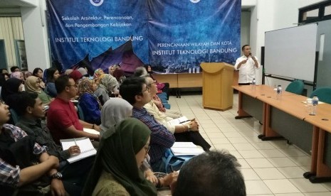 Bupati Banyuwangi, Abdullah Azwar Anas, melakukan presentasi tentang pengembangan Banyuwangi di ITB, Kamis (18/1).