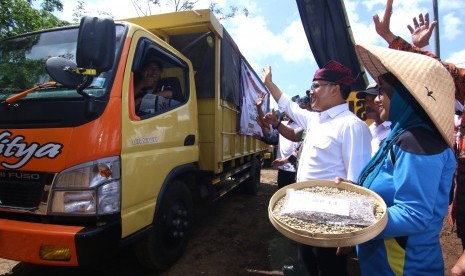 Bupati Banyuwangi Abdullah Azwar Anas melambaikan tangan saat pelepasan ekspor perdana kopi robusta di Perkebunan Malangsari PTPN XII Kalibaru, Banyuwangi, Jawa Timur, Jumat (13/12). Kebun Malangsari PTPN XII melakukan ekspor perdana pada musim panen 2019 sebanyak 45 ton ke Italia, dan akan dilanjutkan ekspor ke Amerika, Jepang dan sebagian Timur Tengah dengan total 1.300 ton. 