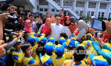 Bupati Banyuwangi Abdullah Azwar Anas menemui guru dan anak-anak sekolah Paud di Kantor Bupati Banyuwangi, Jawa Timur, Senin (8/1).