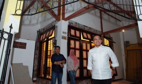 Bupati Banyuwangi, Abdullah Azwar Anas, mengecek rumah singgah di Surabaya.