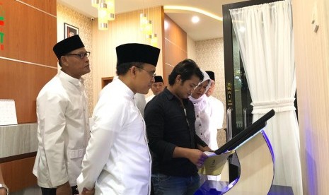 Bupati Banyuwangi, Abdullah Azwar Anas, meninjau Sistem Manajemen Desa (SIMADE), inovasi dari Desa Ketapang, Kabupaten Banyuwangi.