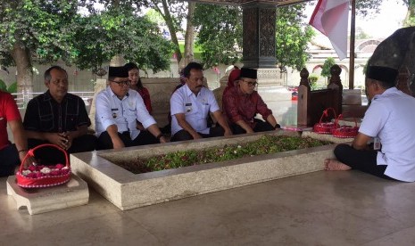 Bupati Banyuwangi, Abdullah Azwar Anas (paling kanan) saat berziarah ke makam Presiden pertama Indonesia, Sukarno, Rabu (18/10).