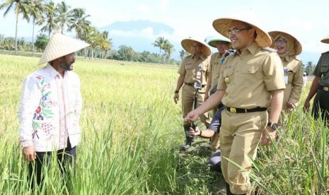 Bupati Banyuwangi Abdullah Azwar Anas panes beras organik.