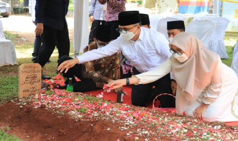 Bupati Banyuwangi, Abdullah Azwar Anas, S.Pd., S.S., M.Si., menyusul kunjungan MENKO-PMK, Muhadjir Effendy, ke Pesantren Tahfizh Daarul Qur’an Tangerang untuk ziarah ke makam Syekh Ali Jaber. Ia datang bersama keluarganya, Sabtu siang (16/1).