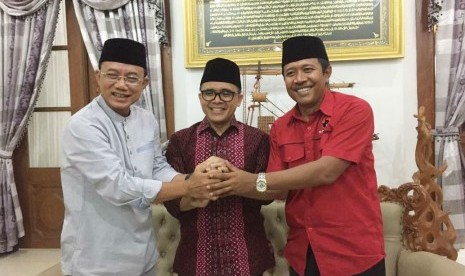 Bupati Banyuwangi, Abdullah Azwar Anas (tengah) bersama Bupati Ngawi, Kanang, dan Ketua DPC PDIP Kabupaten Ngawi yang juga ketua DPRD setempat Dwi Rianto Jatmiko.