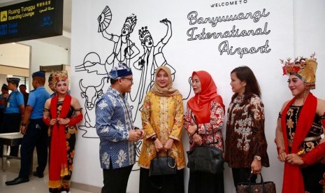 Bupati Banyuwangi, Abdullah Azwar Anas (tengah) di sela-sela peresmian rute internasional Bandara Banyuwangi, Rabu (19/12). 