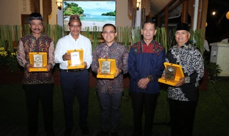 Bupati Banyuwangi, Abdullah Azwar Anas (tengah) menerima kunjungan empat bupati yaitu Bupati Tapanuli Selatan Sumatera Selatan, Syahrul M Pasaribu; Bupati Manggarai NTT, Deno Kamelus; Bupati Enrekang Sulawesi Selatan, Muslimin Bando; dan Bupati Konawe Kepulauan Sulawesi Tenggara, Amrullah. 