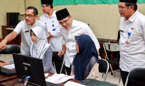 Bupati Banyuwangi Abdullah Azwar Anas (tengah) saat membuka pendaftaran beasiswa Banyuwangi Cerdas.