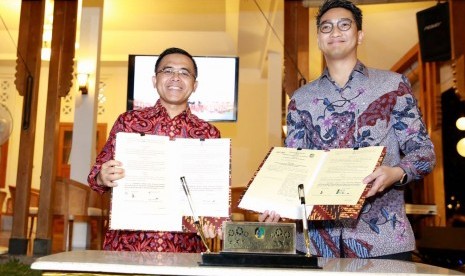 Bupati Banyuwangi, Abdullah Azwar Anas, usai menandatangani MoU dengan perusahaan pengembang platform digital Gojek Indonesia, Selasa (9/10).